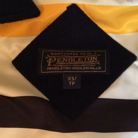 Beautiful Hooded toggle coat - Picture 3 of 6